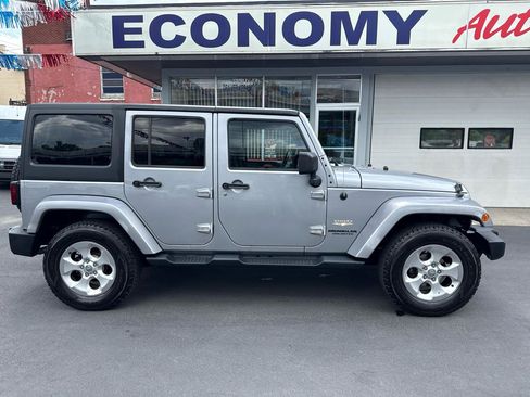 Used 2014 Jeep Wrangler Unlimited Sahara w/ Dual Top Group AWD/4WD image 2