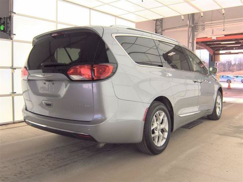 Used 2020 Chrysler Pacifica Limited FWD image 5