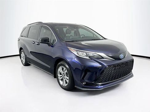 Certified 2022 Toyota Sienna XSE image 10