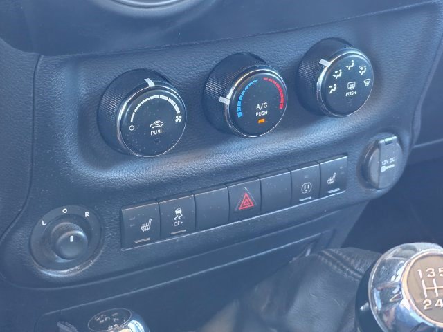 Used 2013 Jeep Wrangler Unlimited Rubicon w/ Dual Top Group AWD/4WD image 28
