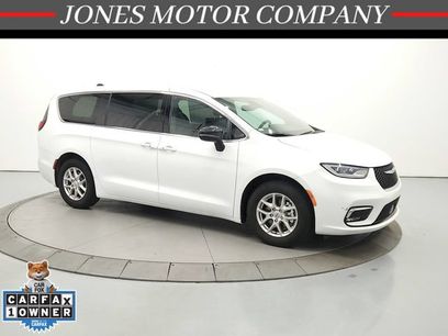 Used 2025 Chrysler Pacifica Select