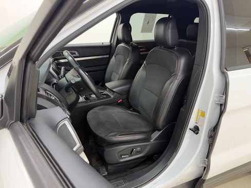 Used 2018 Ford Explorer XLT w/ Equipment Group 202A FWD image 22