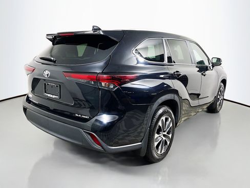 Used 2024 Toyota Highlander XLE image 4
