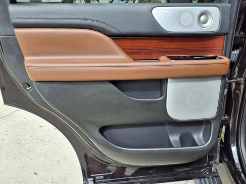 Used 2023 Lincoln Navigator Reserve image 16