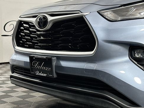 Used 2022 Toyota Highlander XLE AWD/4WD image 36