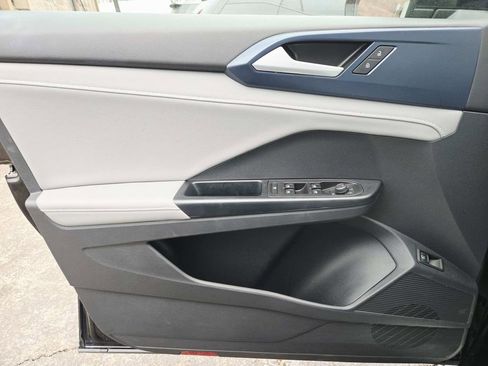 Used 2024 Volkswagen Taos SE image 31