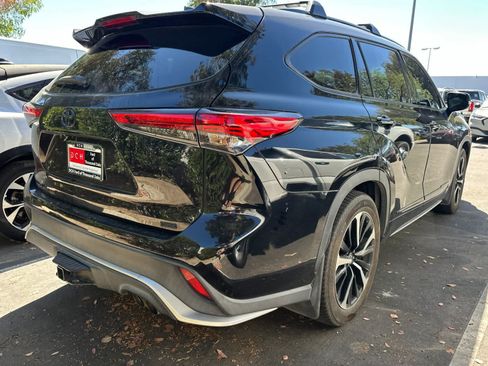 Used 2021 Toyota Highlander XSE FWD image 4