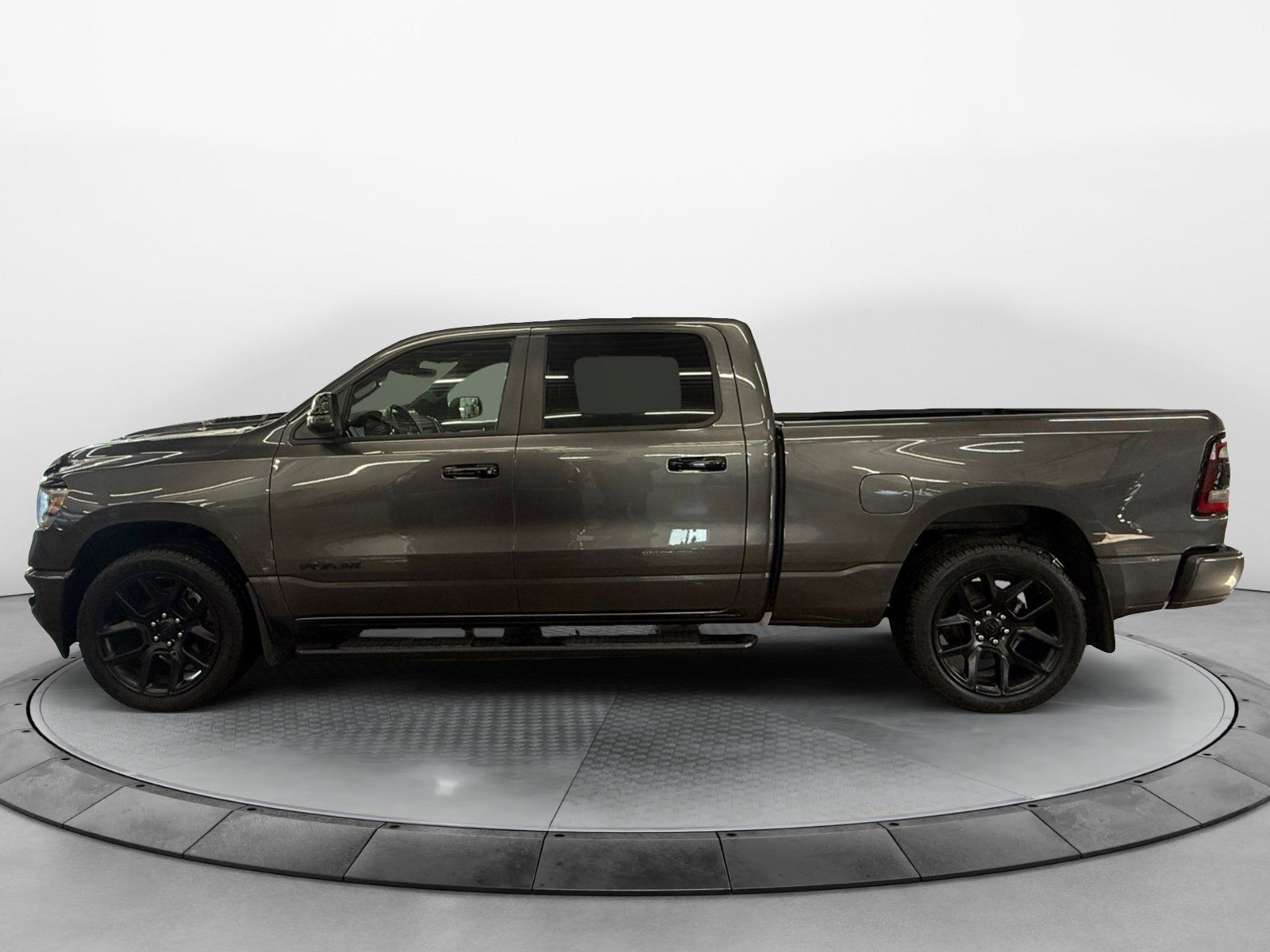 Used 2024 RAM 1500 Laramie AWD/4WD image 3