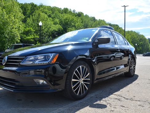 Used 2016 Volkswagen Jetta Sport w/ Lighting Package FWD image 3