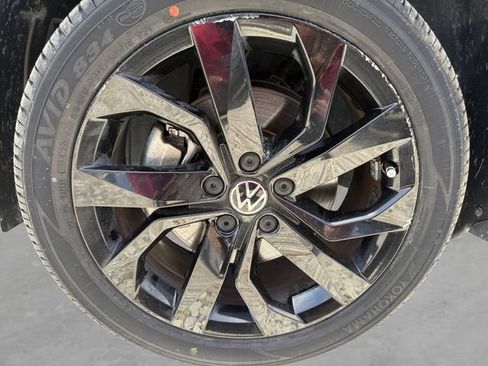 Used 2023 Volkswagen Taos SE w/ Panoramic Sunroof Package FWD image 10