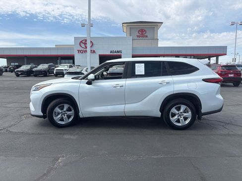 Used 2023 Toyota Highlander LE image 4