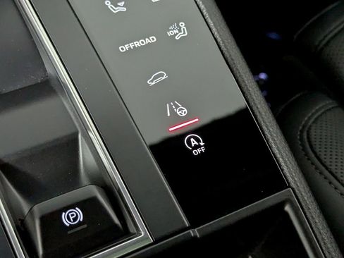 Used 2025 Porsche Macan AWD/4WD image 21