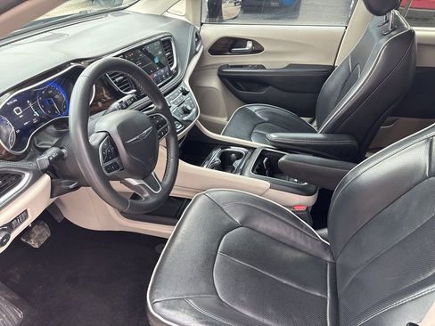 Used 2023 Chrysler Pacifica Limited image 17