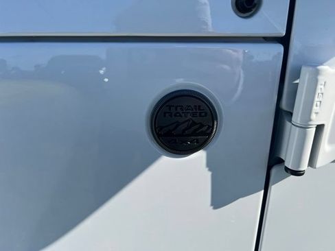 Used 2024 Jeep Gladiator Sport AWD/4WD image 25