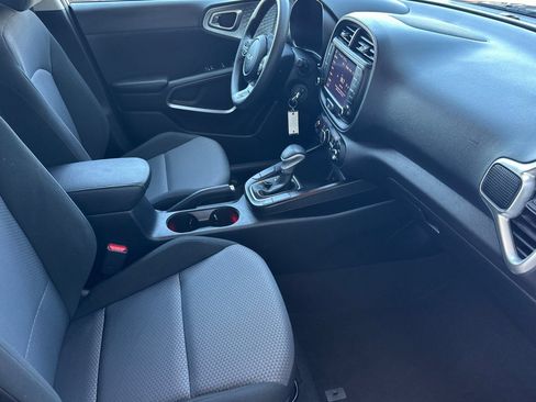 Used 2023 Kia Soul LX w/ LX Technology Package FWD image 16