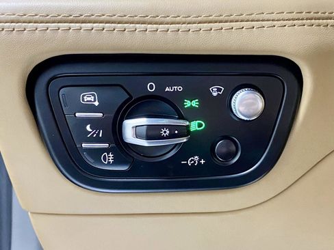 Used 2018 Bentley Bentayga AWD/4WD image 34