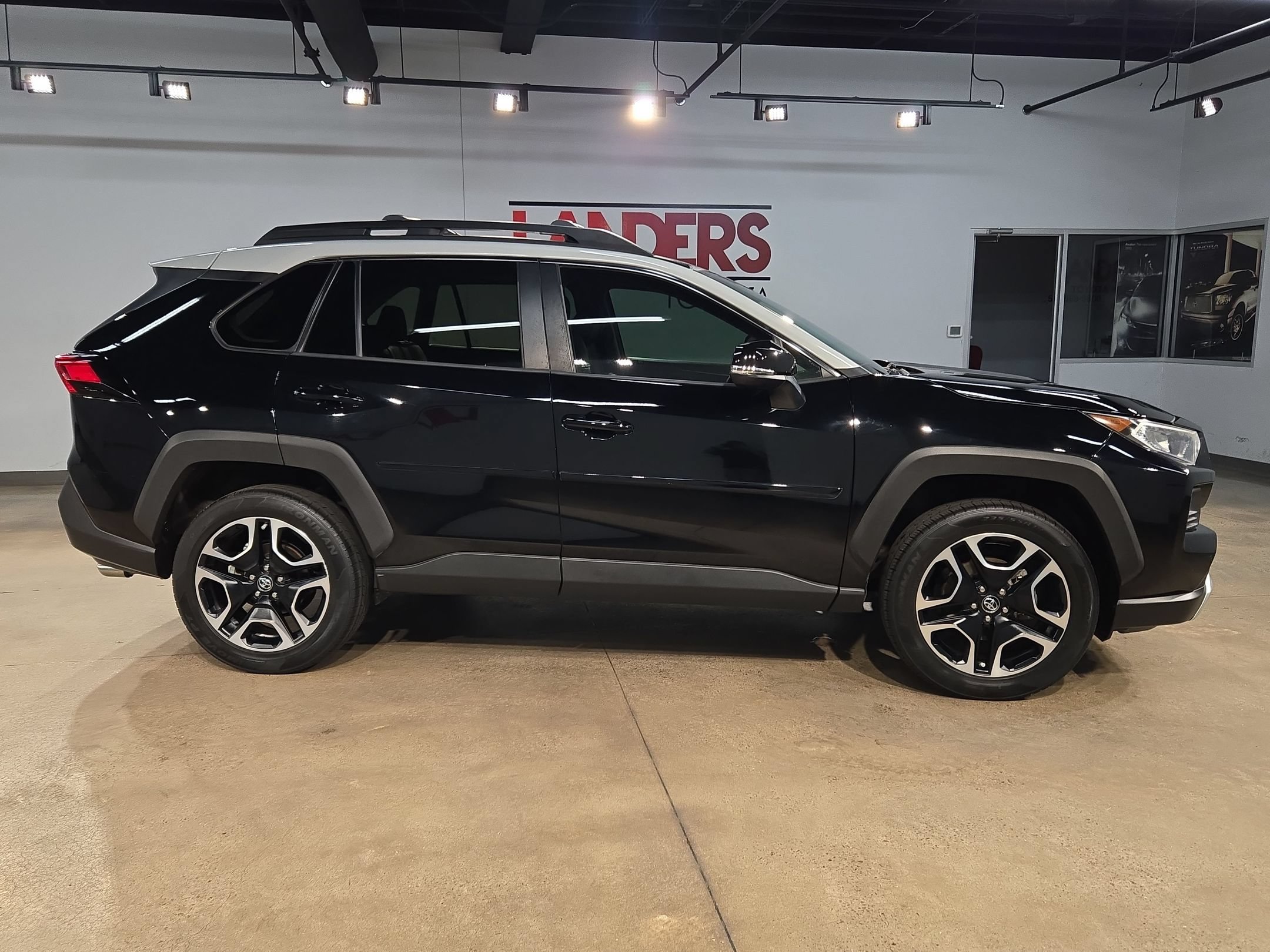 Used 2019 Toyota RAV4 Adventure AWD/4WD image 8
