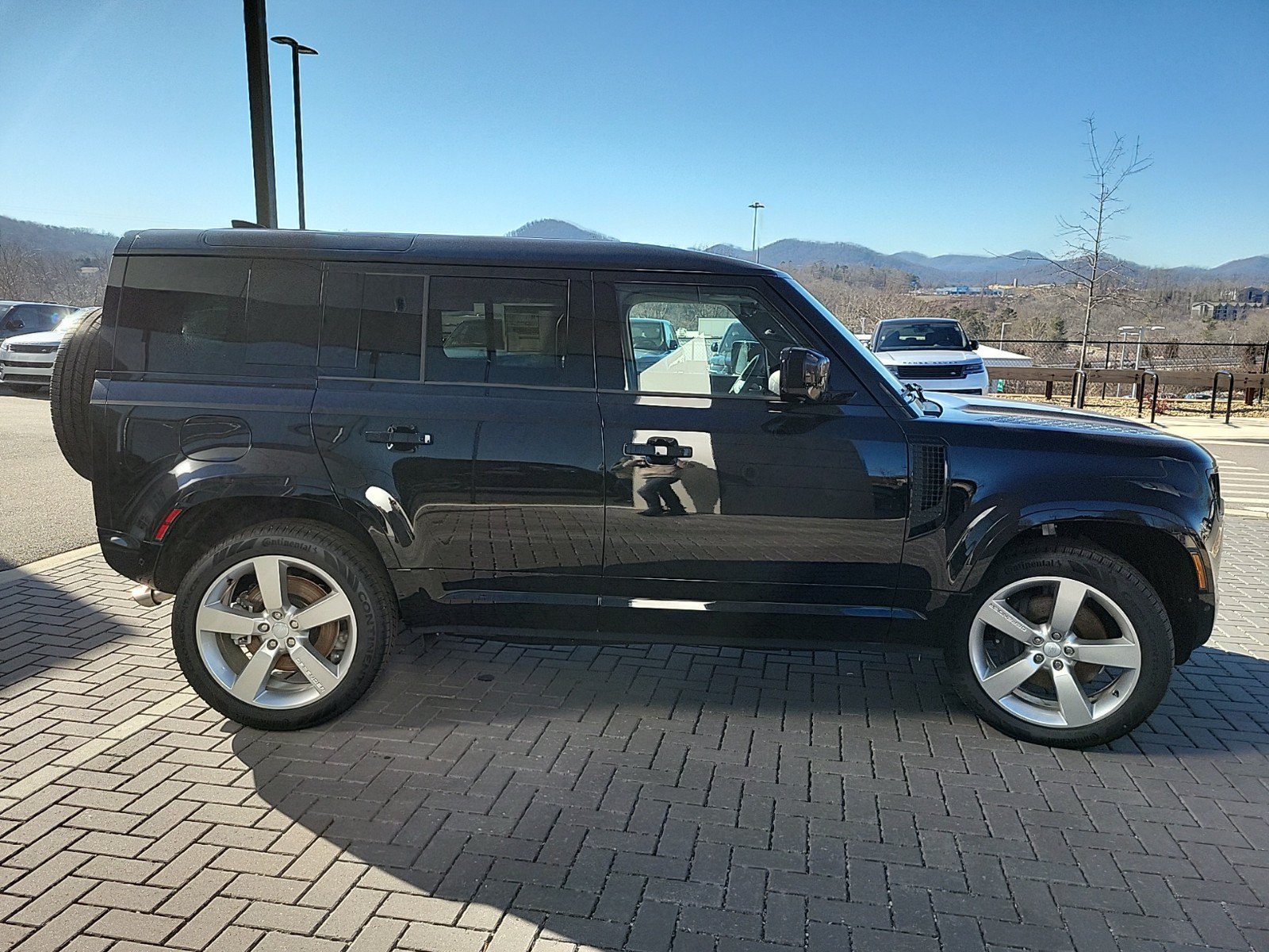 Certified 2025 Land Rover Defender 110 X-Dynamic SE AWD/4WD image 4