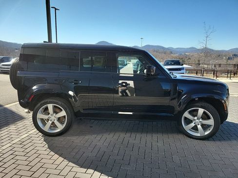 Used 2025 Land Rover Defender 110 X-Dynamic SE AWD/4WD image 4