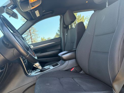 Used 2018 Jeep Grand Cherokee Laredo AWD/4WD image 14