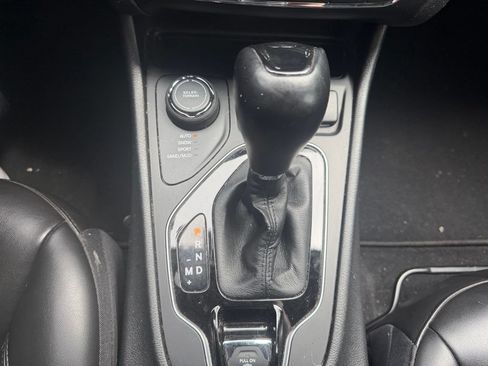 Used 2021 Jeep Cherokee Latitude Plus AWD/4WD image 23