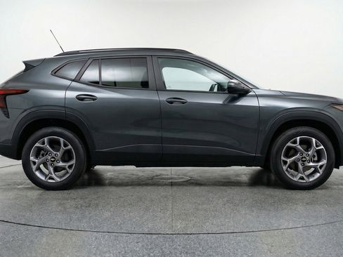 Used 2025 Chevrolet Trax LT w/ LT Convenience Package FWD image 11