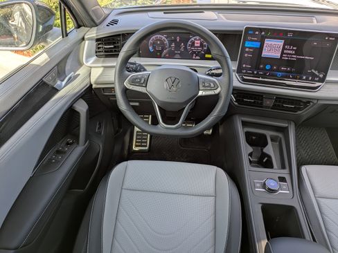 New 2026 Volkswagen Tiguan SE R-Line FWD image 17