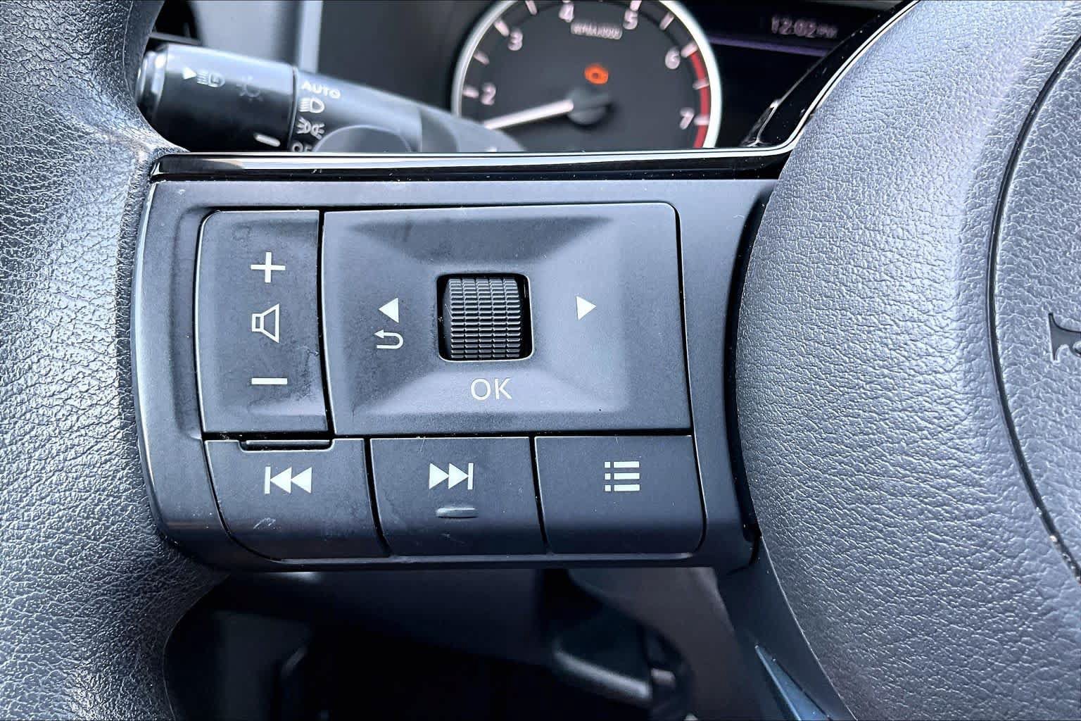 Used 2023 Nissan Rogue SV FWD image 22