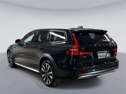 Used 2025 Volvo V60 B5 Cross Country Ultra w/ Climate Package AWD/4WD image 12