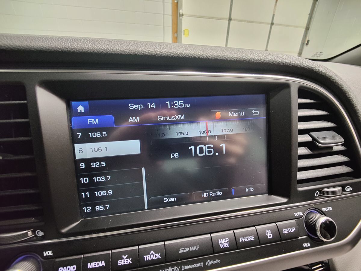 Used 2017 Hyundai Elantra Limited w/ Limited Tech Package 04 FWD image 39