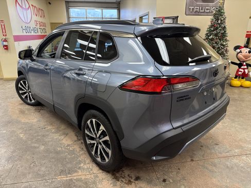 Used 2024 Toyota Corolla Cross XLE w/ Convenience Package image 9