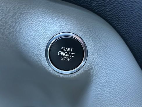 Used 2020 Volvo XC40 T4 Momentum w/ Premium Package image 25