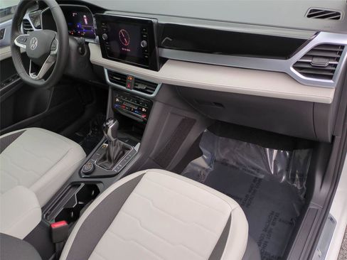 New 2026 Volkswagen Taos SE image 18