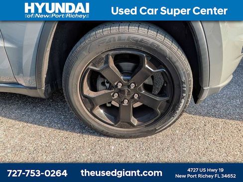 Used 2019 Jeep Grand Cherokee Laredo image 5