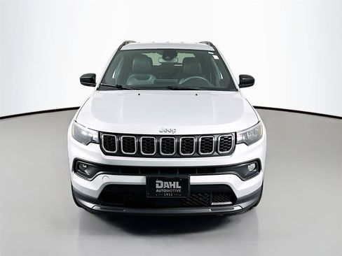 Used 2024 Jeep Compass Latitude AWD/4WD image 3