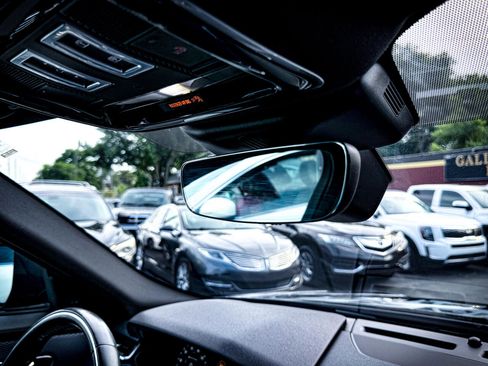 Used 2018 Land Rover Range Rover Velar R-Dynamic SE image 22