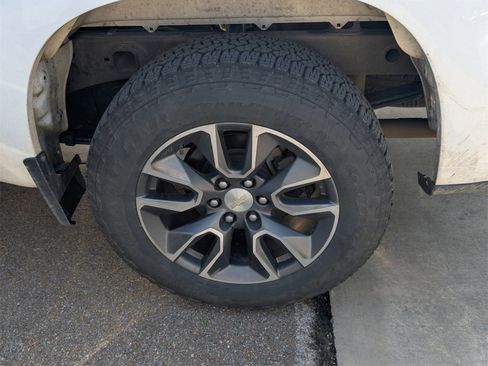 Used 2022 Chevrolet Silverado 1500 LT w/ Z71 Off-Road Package image 6