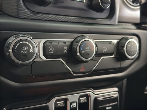 Used 2018 Jeep Wrangler Unlimited Sport S image 25