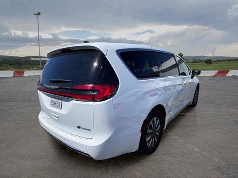 Used 2024 Chrysler Pacifica Limited FWD image 4