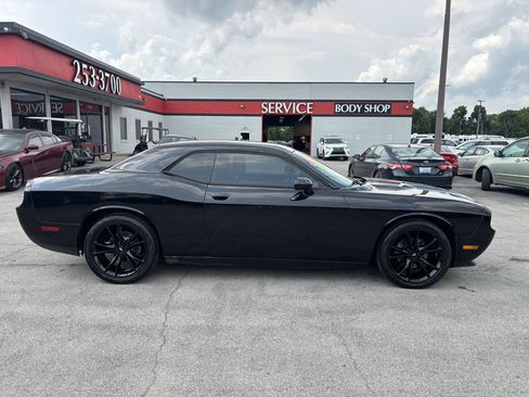 Used 2014 Dodge Challenger SXT RWD image 2