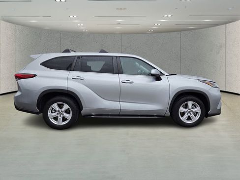 Used 2023 Toyota Highlander L image 2