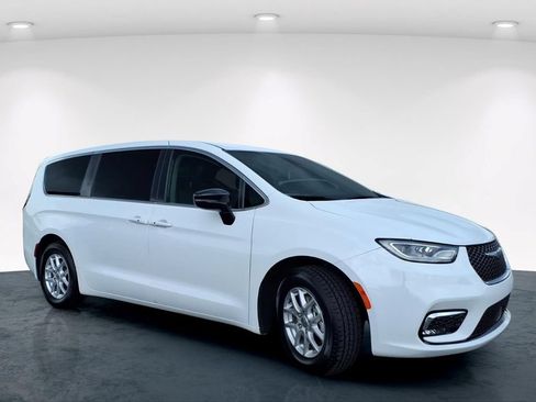 Used 2024 Chrysler Pacifica Touring-L FWD image 4