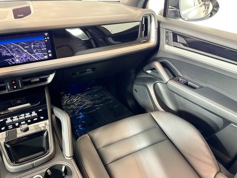 Used 2025 Porsche Cayenne image 21
