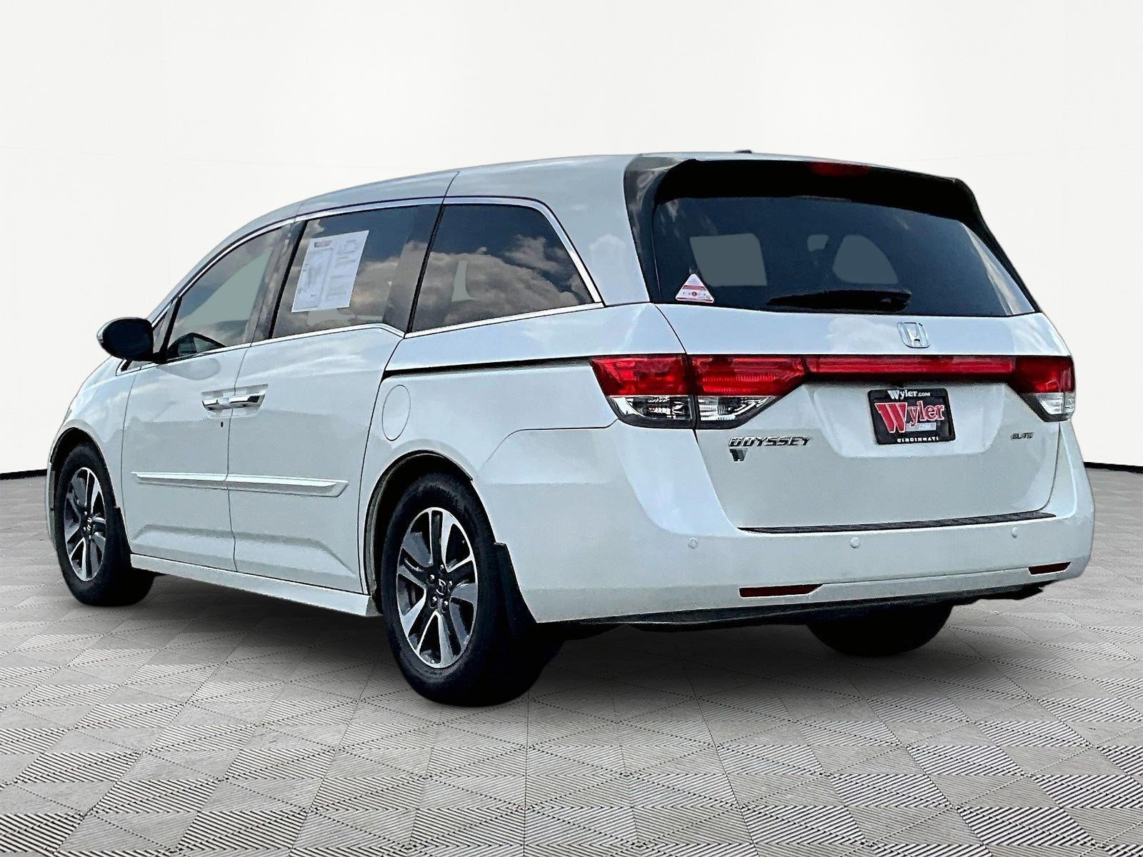 Used 2016 Honda Odyssey Touring Elite image 4