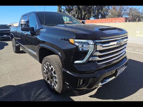 Used 2025 Chevrolet Silverado 2500 High Country w/ Technology Package image 2