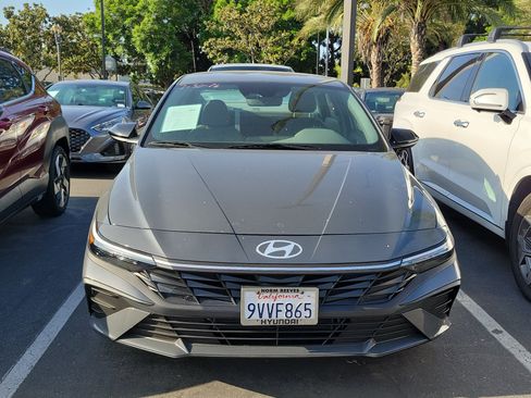 Used 2025 Hyundai Elantra SEL FWD image 2