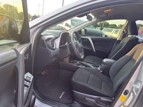 Used 2018 Toyota RAV4 LE FWD image 11