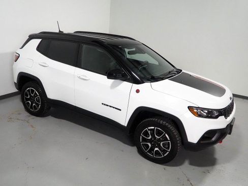 Used 2025 Jeep Compass Trailhawk AWD/4WD image 11