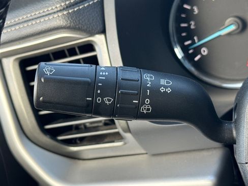 Used 2024 Ford Expedition XLT image 39