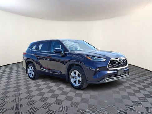 Used 2022 Toyota Highlander LE image 5